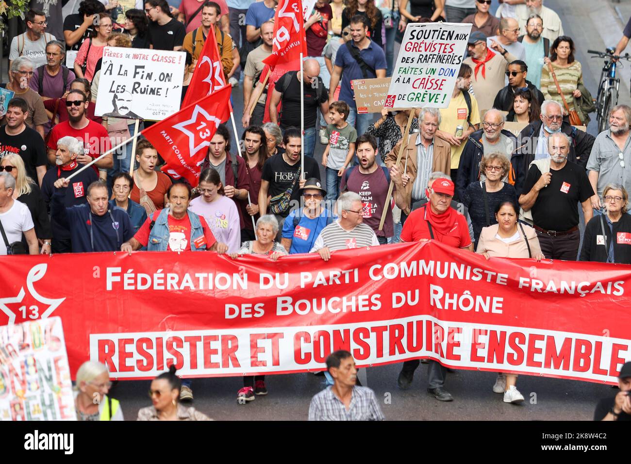 Marseille, Frankreich. 22. Oktober 2022. Die Demonstranten halten während der Demonstration ein Banner, Fahnen und Plakate, auf denen ihre Meinung zum Ausdruck kommt. Neue Mobilisierung der Gewerkschaft CGT (Allgemeiner Gewerkschaftsbund) in Marseille gegen die hohen Lebenshaltungskosten. (Foto von Denis Thaust/SOPA Images/Sipa USA) Quelle: SIPA USA/Alamy Live News Stockfoto