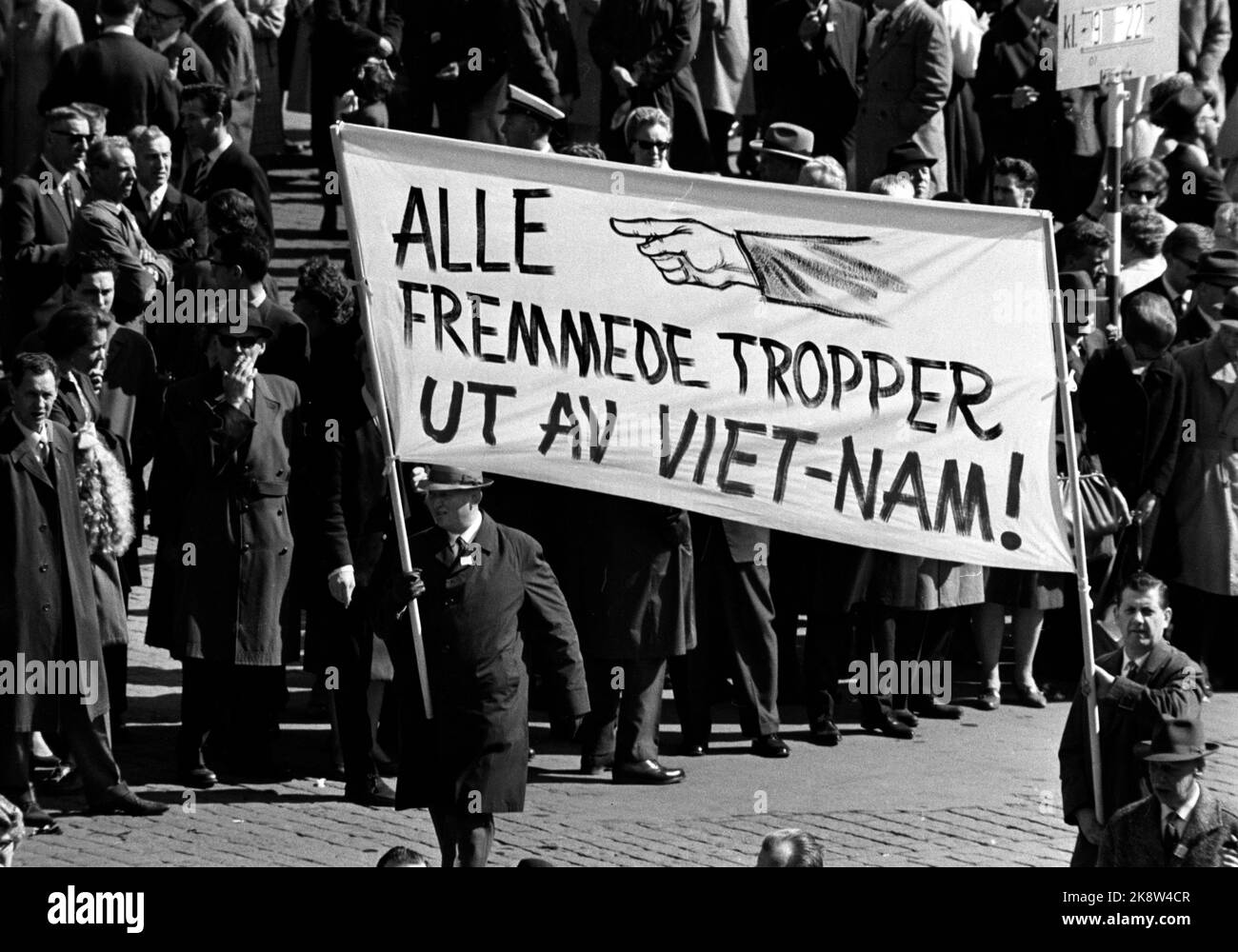Oslo 19650101. Mai 1 Markierungen im Osloer Demonstrationszug mit Plakaten. Hier ist ein Poster mit dem Text 'Alle ausländischen Truppen raus aus Vietnam!' Foto: Hordnes / NTB / NTB Stockfoto