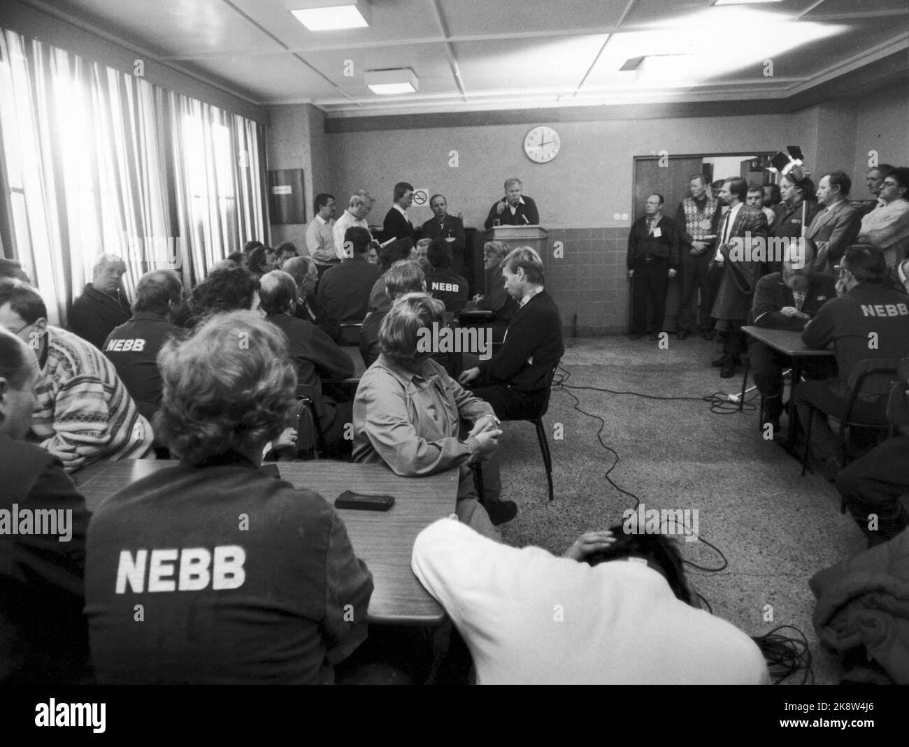 Oslo 1987012. Die Firma NEBB wurde für einen Zeitraum von zwei Jahren geschlossen. Die Mitarbeiter berief eine Hauptversammlung ein und stimmten zu, aus Protest gegen die Entscheidung von der Arbeit nach Hause zu gehen. Foto: Inge Gjellesvik / NTB / NTB Stockfoto