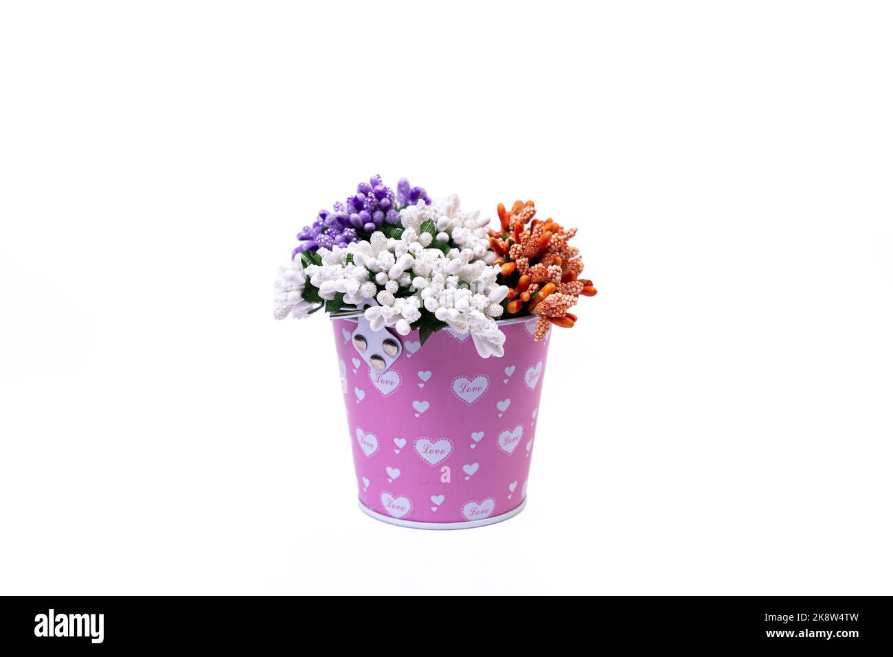 Aluminium-Eiskübel auf Gebrauch gelegt. Mehrfarbige Edelstahlkübel mit Reflektion, weißer Hintergrund isoliert, mit grün-blauen Blüten Stockfoto