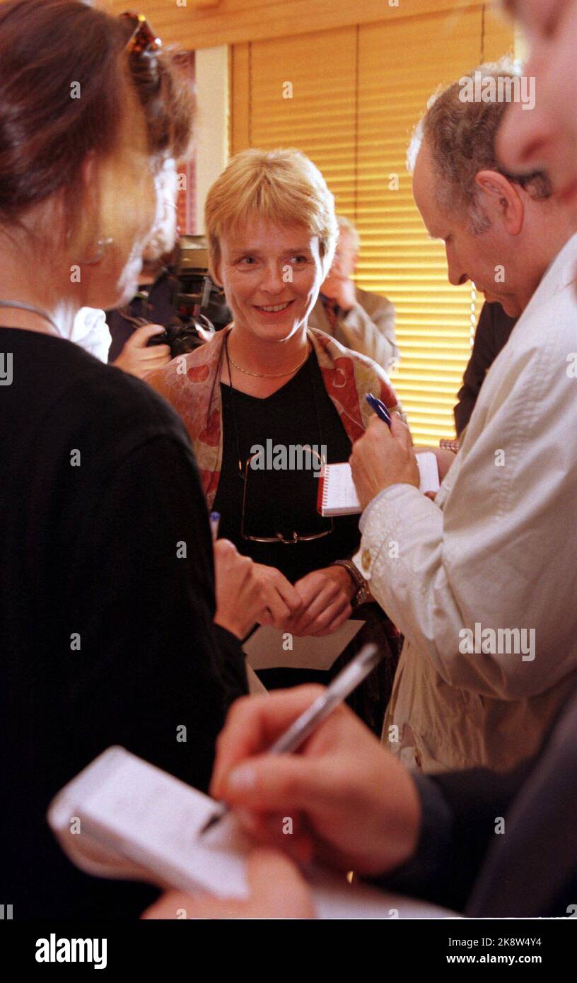 Oslo 19970926. Anne enger Lahnstein (Sp. Z o.o.) beantwortet Fragen aus der Presse nach den heutigen Regierungsverhandlungen über Voksenåsen. Scan-Foto: Berit Roald / NTB Stockfoto