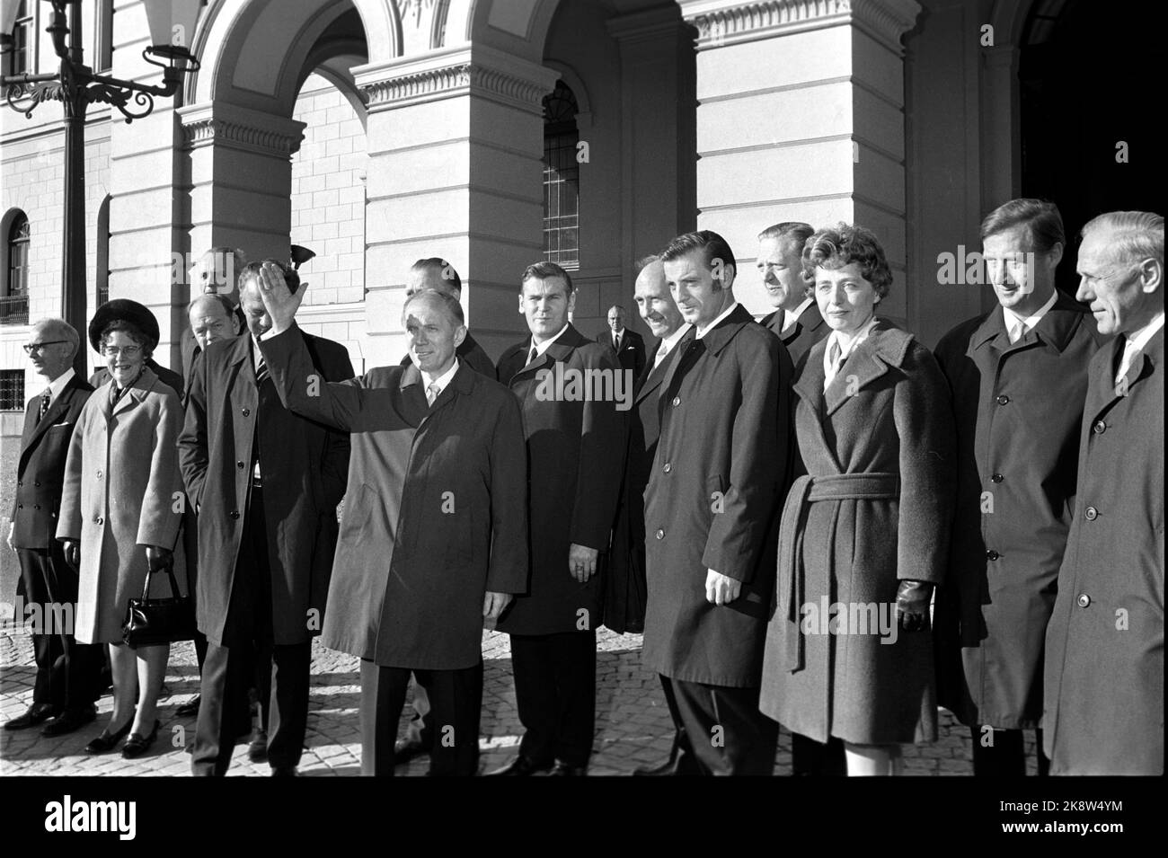 Oslo 19721024. Premierminister Lars Korvald (in der Mitte des Bildes, Wellen) und die neue Koalitionsregierung zwischen der Christlichen Volkspartei, der Zentrumspartei und der Linken, in den Slottsplassen nach dem Ministerkabinett auf dem Schloss. Foto NTB / NTB Stockfoto