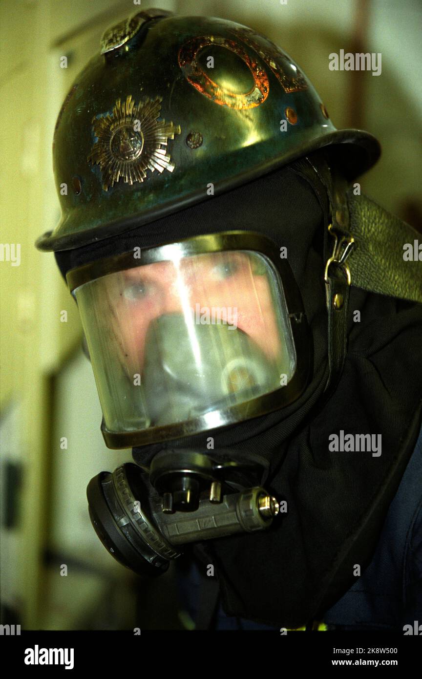 Oslo 19990312 Laut einer kürzlich veröffentlichten Umfrage sind Feuerwehrleute die Berufsgruppe, die Stress am besten bewältigt. Hier von der Feuerwehr Sagene, Feuerwehrmann mit Helm und Rauchtaucherausrüstung bereit für die Anstrengung. Foto. Knut Fjeldstad/NTB Stockfoto