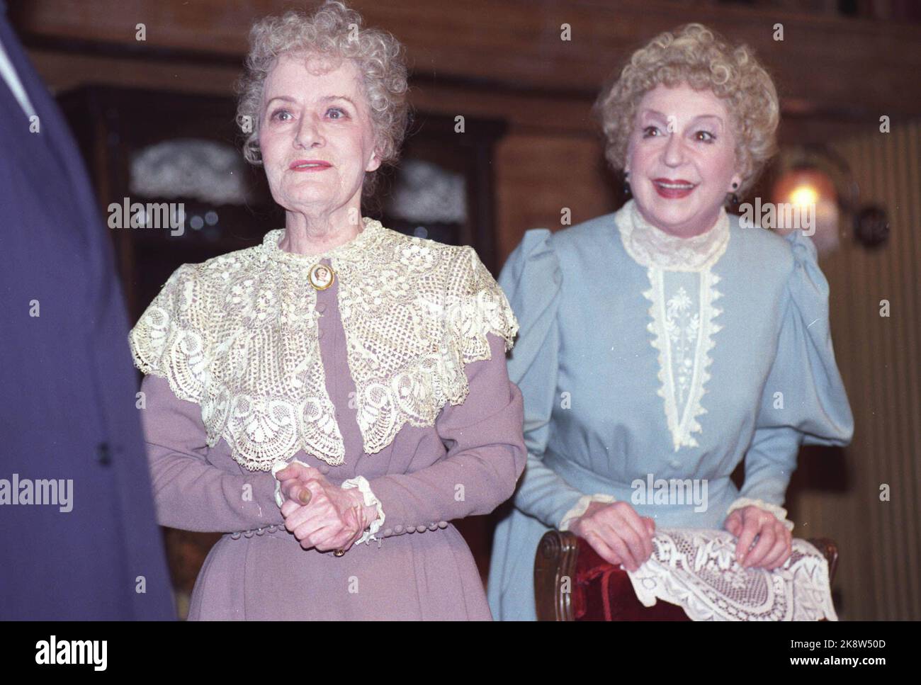 Oslo19920325: Das Stück 'Arsenic and old Lace' wird im Oslo New Theatre aufgestellt - mit AUD Schønemann (TV) und Wenche Foss. Hier die beiden zusammen, in Kostümen. Foto: Agnte Brun / NTB / NTB Stockfoto