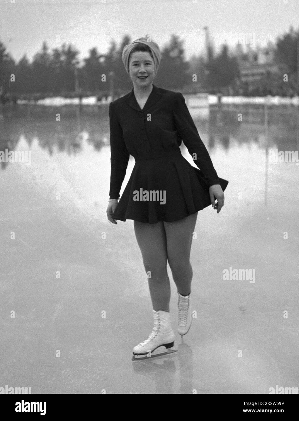 Tønsberg 19490123 Norwegische Meisterschaft / NM auf Schlittschuhe. Hier die Siegerin im Eiskunstlauf für Damen Marit Henie, Cousine der bekannteren Sonja. Foto: NTB / NTB Stockfoto