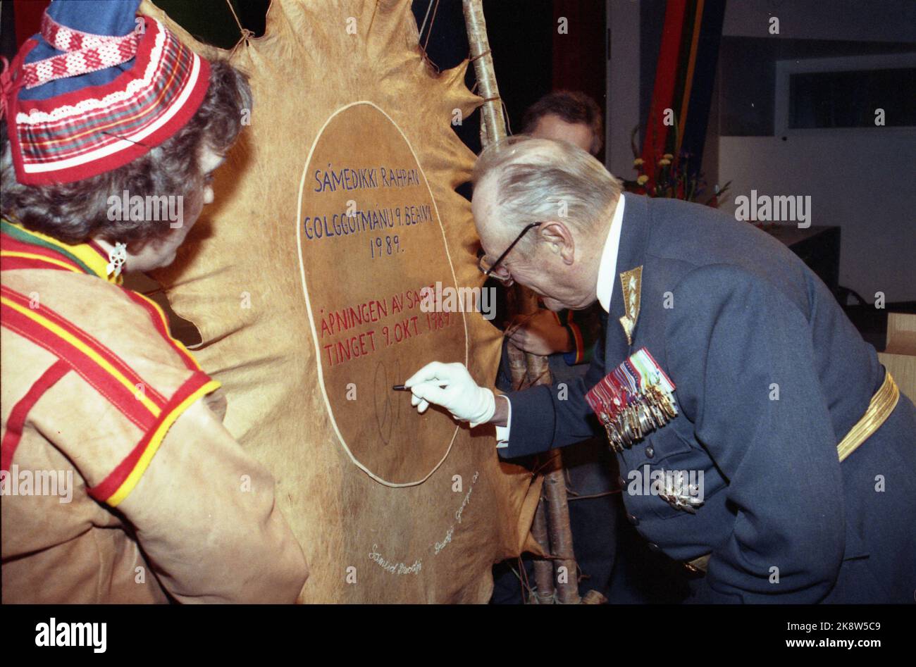 Karasjok 09.10.1989. Von der Eröffnung des ersten Sami. König Olav signiert eine Gedenktafel aus Rentierfellen. Fl. 22302 NTB-Foto: Knut Nedrås Stockfoto