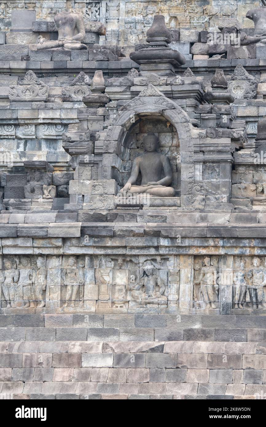 Indonesien, Java, Borobudur. Das größte buddhistische Denkmal der Welt, um 780-840 n. Chr. UNESCO-Weltkulturerbe. Geschnitzte Buddha-Statue. Stockfoto