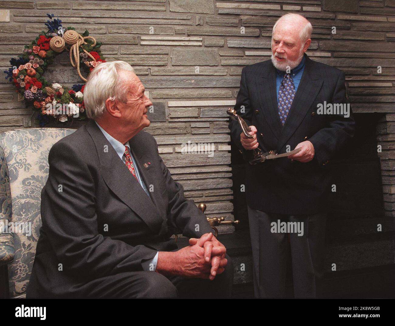 Oslo 19961203: Erik Bye (TV, im Profil) wurde mit dem Ehrenpreis des Copywriter Fund 1996 ausgezeichnet. Die Auszeichnung wurde vom Vorsitzenden des Fonds, Arne Bendiksen, verliehen. Foto: Morten Holm Stockfoto