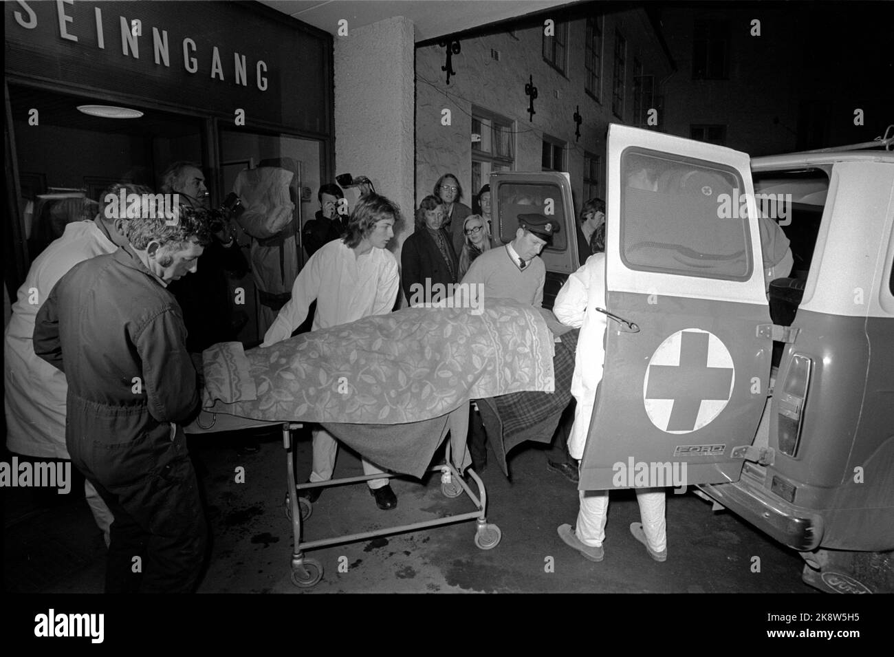 Asker 19721223 der Flugzeugabsturz in Vestmarka am kleinen Heiligabend, bei dem ein Fokker Fellowship Fly von Braathens Safe abstürzte und 40 Menschen umkamen. Die Toten werden mit Krankenwagen in das Krankenhaus Bærum gebracht. Foto: NTB / NTB Stockfoto