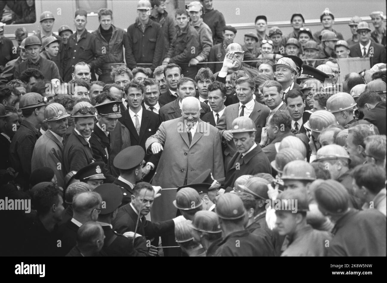 Schweden 196400704. Der sowjetische Führer Nikita Chruschtschow zu einem offiziellen Besuch in Sveige. Hier besucht Chruschtschow die Gøtaverken. Wir sehen ihn (in der Mitte des Bildes). Die Polizisten sind nervös, aber einige von ihnen mit Helm auf dem Kopf sind wahrscheinlich Zivilpolizisten. Die schwedische Polizei wurde aufgefordert, Chruschtschow während des Besuchs zu umringen. Foto: Current / NTB Stockfoto