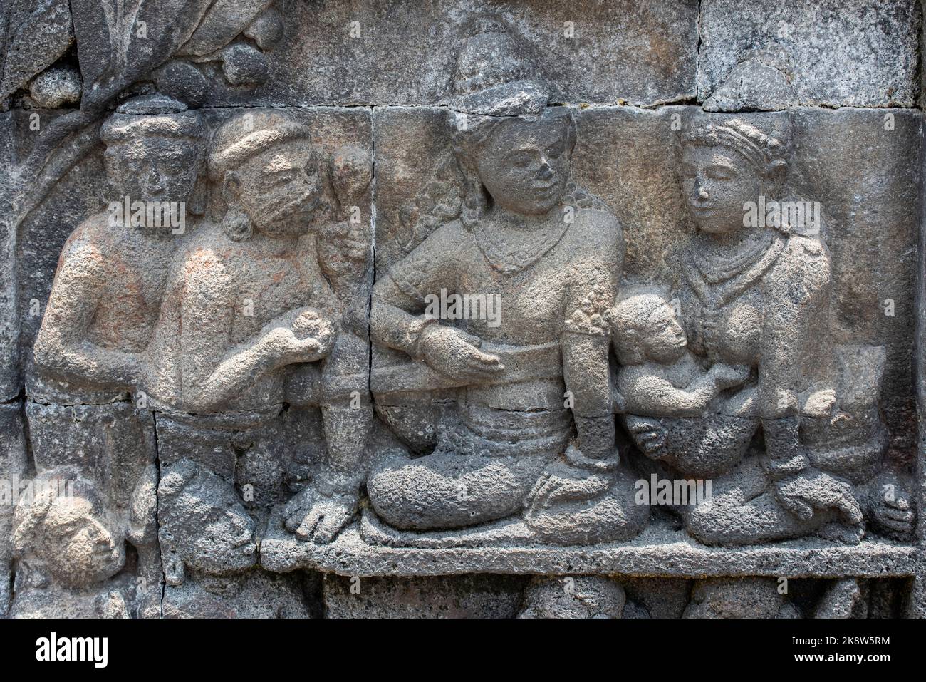Indonesien, Java, Borobudur. Das größte buddhistische Denkmal der Welt, um 780-840 n. Chr. UNESCO-Weltkulturerbe. Detail von geschnitzten Steinfiguren. Stockfoto