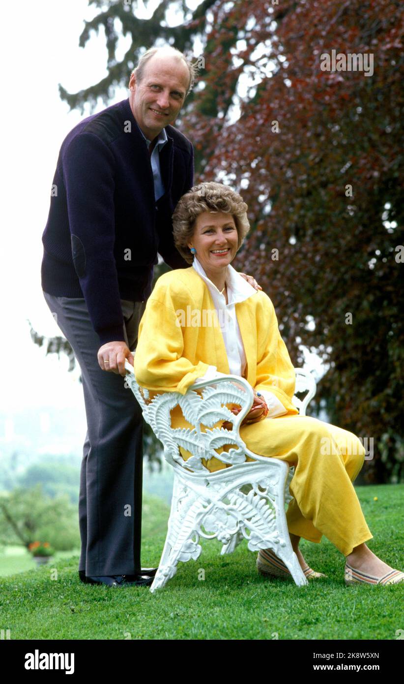 Skaugum 19870602. Die Kronprinzenfamilie in Skaugum. Kronprinz Harald und Kronprinzessin Sonja im Garten von Skaugum. Sonja sitzt auf der Bank im gelben Hosen-Kostüm. Foto: Bjørn Sigurdsøn / NTB Stockfoto