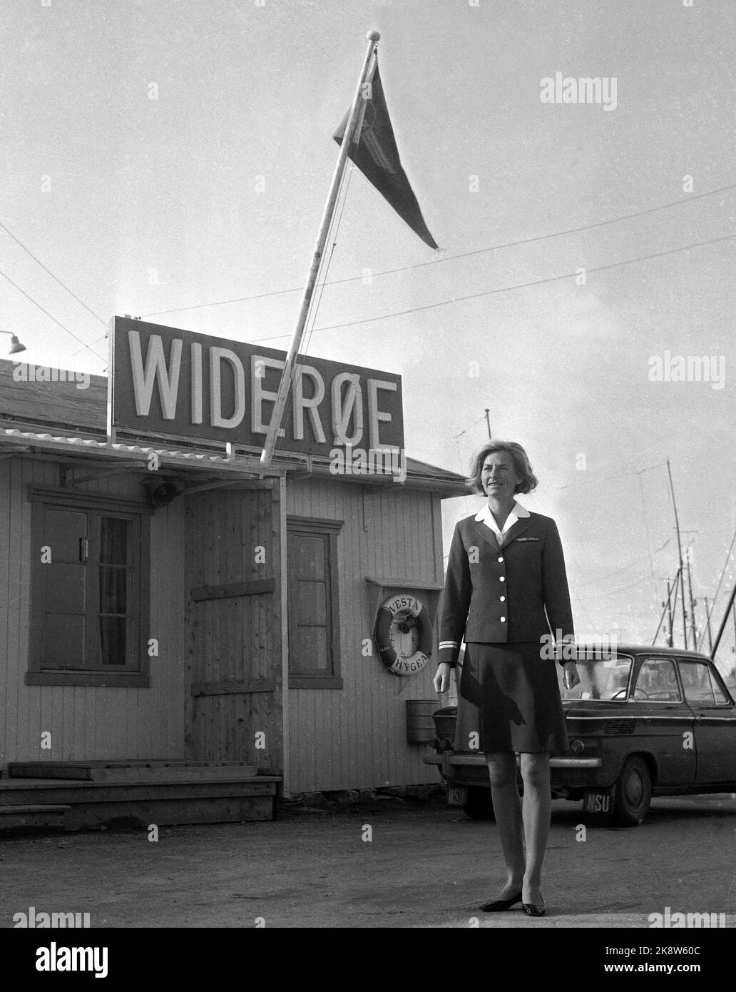 Oslo 196804 als erste Frau in Norwegen hat Turi Widerøe eindeutig die Anforderungen an Flugzertifikate, um SAS-Flugzeuge zu werden. Sie fliegt seit vielen Jahren kleine Flugzeuge in der Fluggesellschaft ihres Vaters, aber jetzt warten größere Flugzeuge und größere Aufgaben. Hier Turi Widerøe mit dem Widerøe Logo im Hintergrund. Foto: NTB / NTB Stockfoto