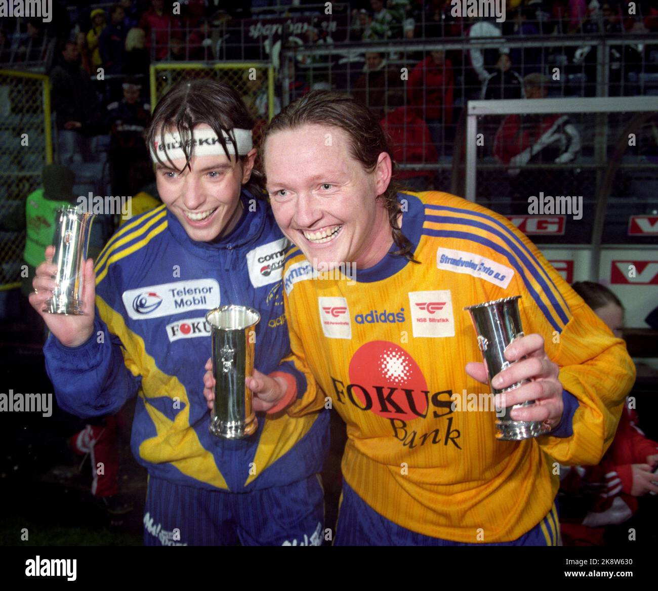 Oslo 19961026 Trondheims/Ørn - Klepp 3 - 0 Frauenfußball, Randi Leinan (Th) aus Trondheims/Ørn. Hier mit Ann Kristin Aarønes. Foto: Cornelius Poppe / NTB Stockfoto