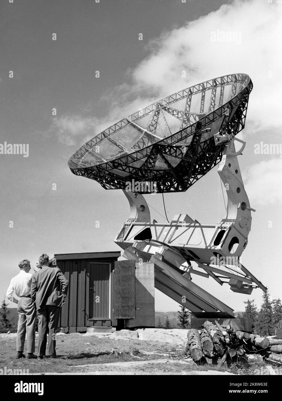 Harestua 19540531 das Sonnenobservatorium in Harestua wird in Betrieb genommen. Hier eine Antenne vom Typ des Parabolreflektors. Dieser Radarschirm wurde von den Deutschen verlassen. Foto: NTB / NTB Stockfoto