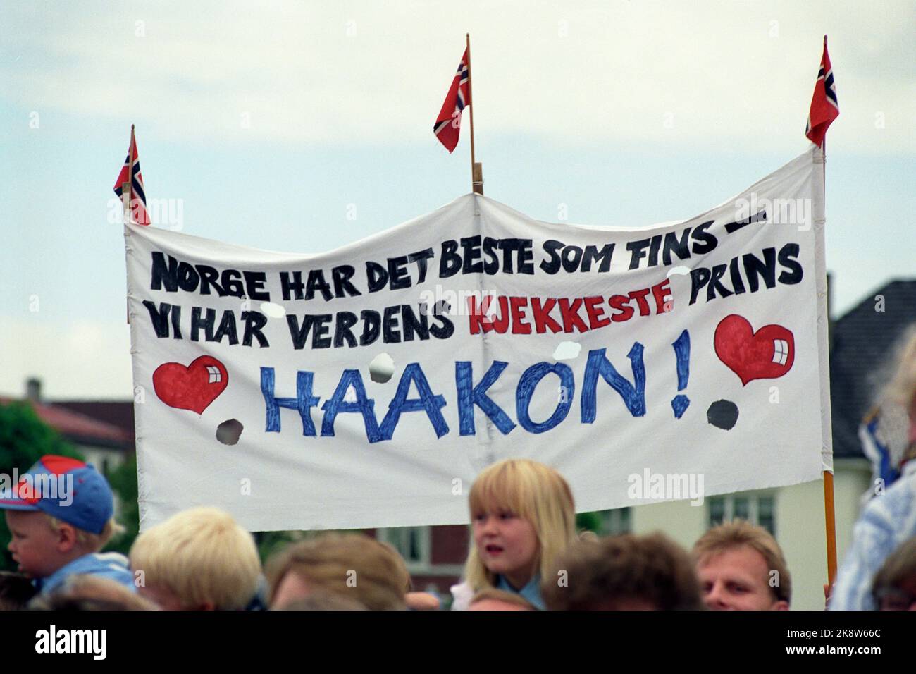 Kristiansand 19910627. - 1991. Juni. Die königliche Familie in Kristiansand. Zuschauer mit Transparent, auf dem steht: „Norwegen hat das Beste zu tun – wir haben den schönsten Prinzen der Welt, Haakon“. Foto: Lise Åserud / NTB Stockfoto