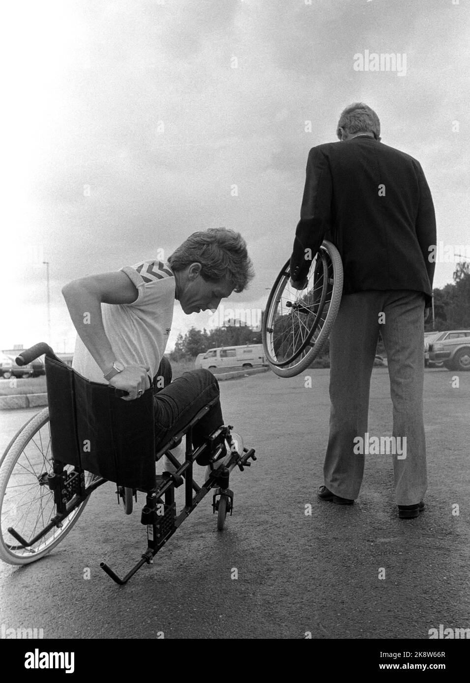 Oslo 19850708 Disabled People's Joint Organization FFO behauptet, dass Parteien und Politiker die Versprechen, die sie den behinderten Menschen während des Wahlkampfs im Jahr 1981 gegeben haben, nicht eingehalten haben. Ein Mann im Rollstuhl sitzt verzweifelt, während ein anderer mit einem der Räder seines Rollstuhls abfährt. Illustration Foto tll redaktionelle Verwendung. Foto: Bjørn Sigurdsøn / NTB / NTB Stockfoto