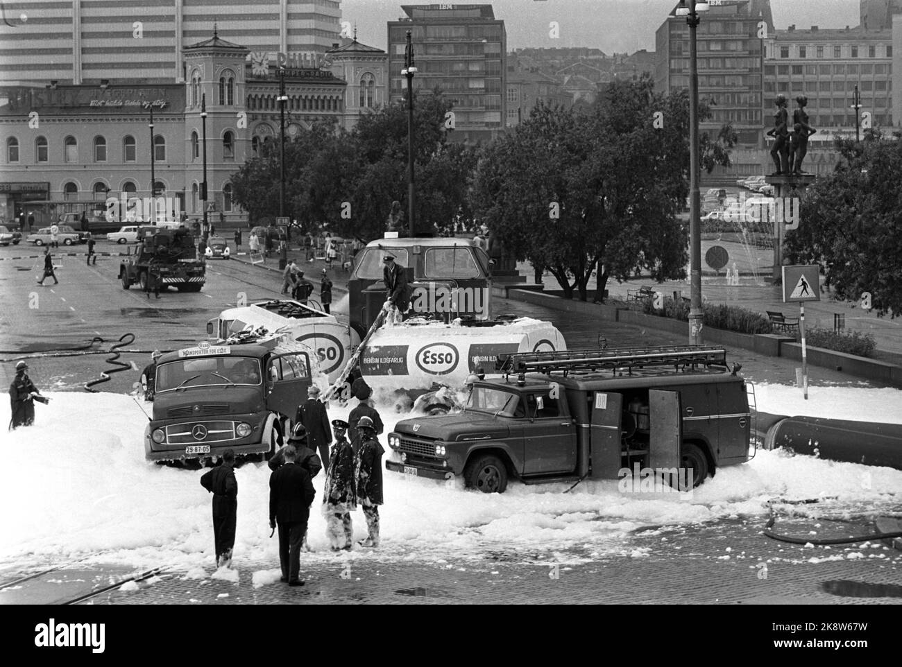 Oslo 19690629 Esso Tanklaster mit Benzin kollidierte mit einem Zug, der den Rathausplatz zwischen der Ostbahn und dem Vestbanen überquert. Die Feuerwehr schäumt das Auto, den Zug und die Umgebung auf. Die Rettungsdienste. Foto: NTB / NTB Stockfoto