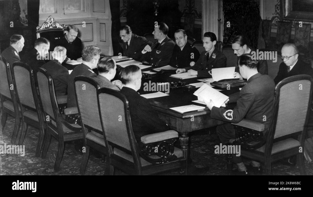 Oslo 1942055 Norwegen im Zweiten Weltkrieg: Der erste Minister auf dem Schloss. Am Ende des Tisches: Vidkun Quisling, Kjeld Stub Irgens, Tormod Hustad, Sverre P. Riisnæs, Gulbrand Lunde, Axel Heiberg Stang, Eivind S. Blehr. Von V: Albert V. Hagelin, Thorstein Fretheim, Ragnar S. Skanche, Jonas Lie, Johan A. Lippestad, Anton Fredrik Winter, Jakhelln (?) Prytz. Am Tisch war der Parteienminister Rolf J. Fuglesang. Stockfoto