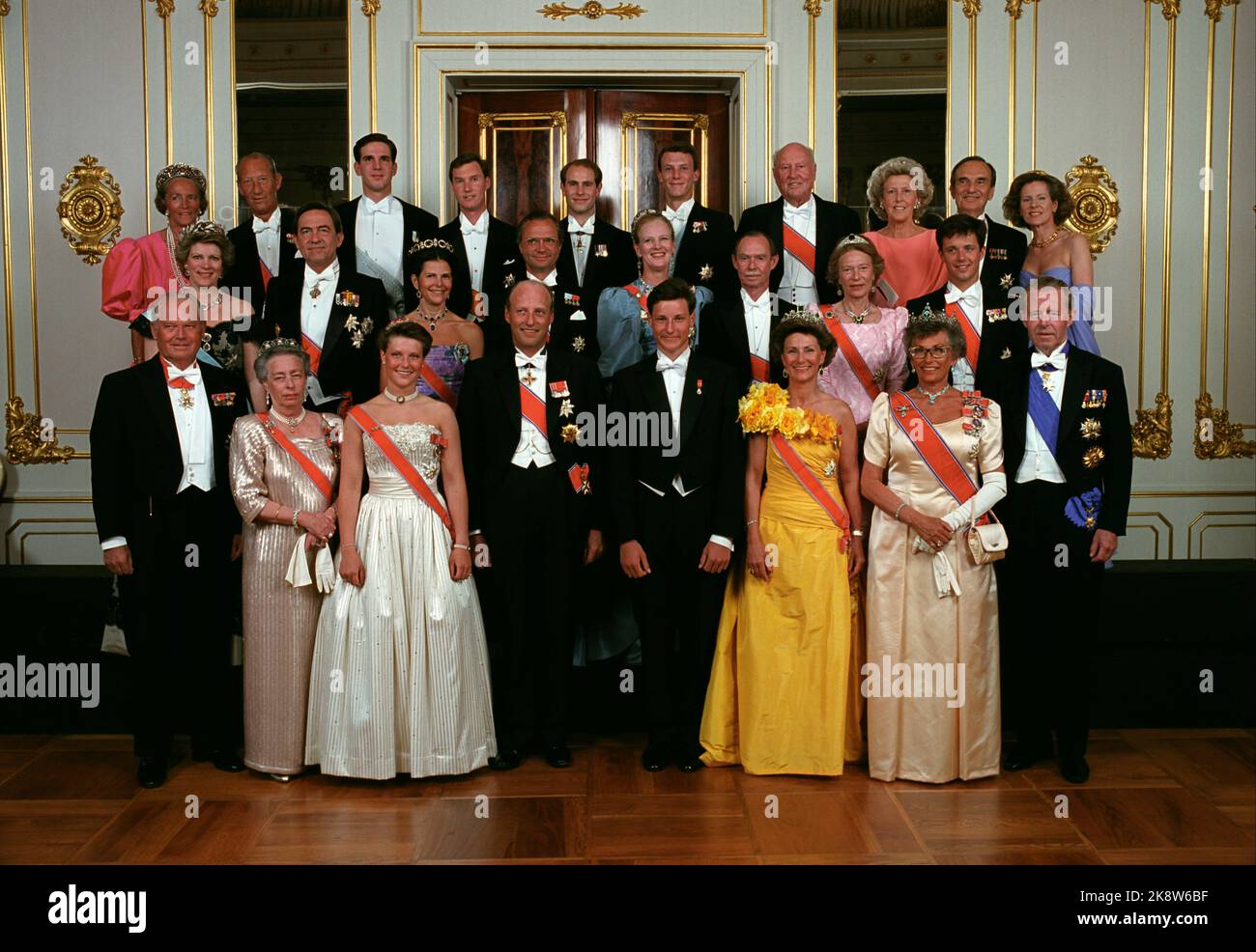 Oslo 19910719 Kronprins Haakon fyller 18 år, Og dagen før myndighetsdagen er det gallamidag Og Ball på Slottet. Gruppenbilder, Familienbilder, stor gruppe, før Ballett. I første rekke: Erling Lorentzen, prinsesse Ragnhild fru Lorentzen, prinsesse Märtha Louise, kong Harald, kronprins Haakon, dronning Sonja, Prinsesse Eastin fru Ferner, Johan Martin Ferner. Midtre rekke: dronning Anne- Marie, kong Konstantin, dronning Silvia, kong Carl XVI Gustav, dronning Margrethe, storhertug Jean, storhertuginne Josephine Charlotte Og kronprins Frederik. BAK f.v.: Grevine Ruth Og grev Flemming AV Rosenborg, kro Stockfoto