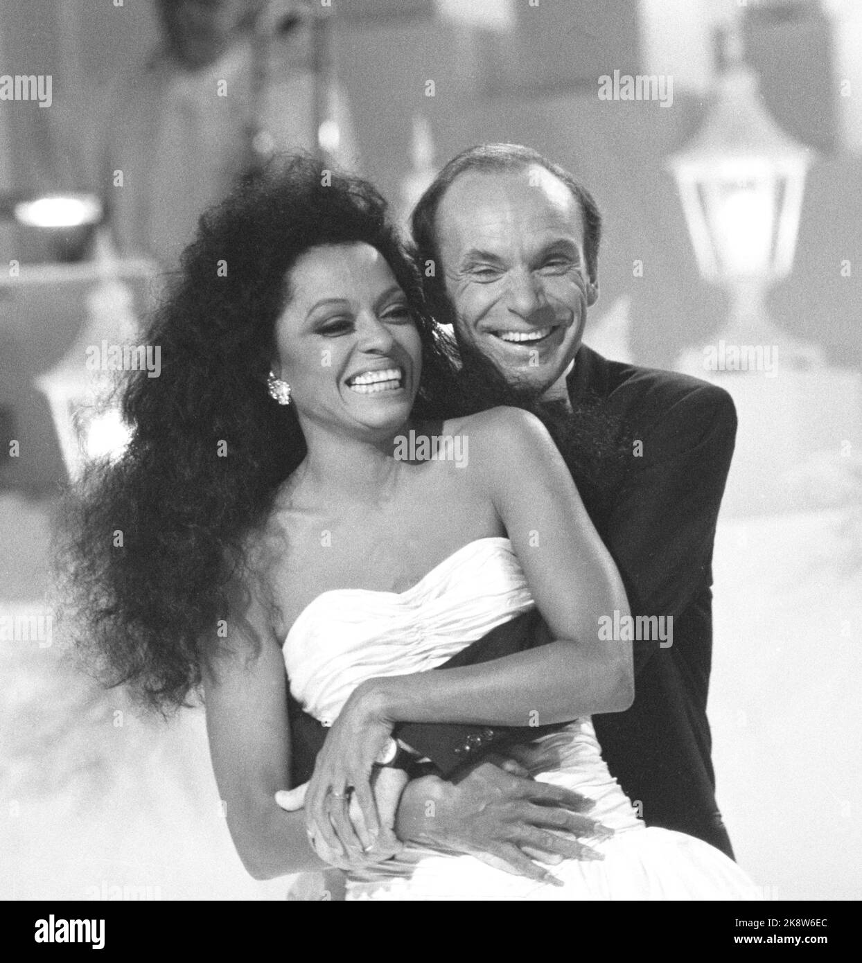 Kristiansand 19860816 Arne Næs Jr. Schiffsmakler und Felskletterer mit der Künstlerin Diana Ross. Sie waren in Kristiansand, um die diesjährigen Amanda-Auszeichnungen für die besten weiblichen und männlichen Hauptrollen zu vergeben. Hier in gemütlicher Umarmung. Foto: Paul Owesen / NTB / NTB Stockfoto