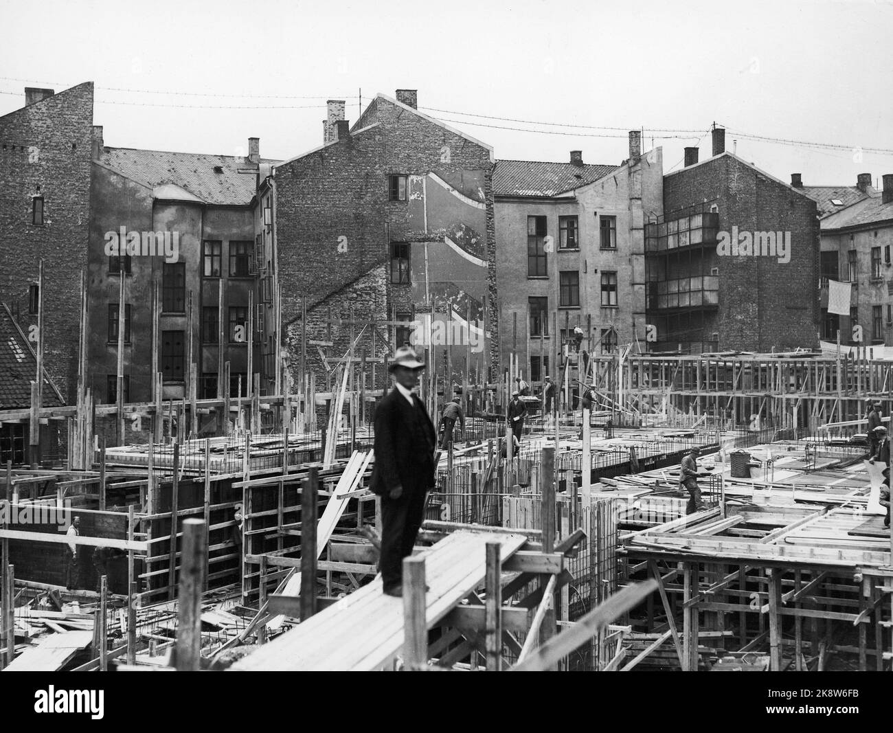 Oslo August 1933. Bau des Osloer Rathauses. Mitglied des Bauausschusses für die Inspektion auf der Baustelle. Die alte Siedlung im Hintergrund. NTB/NTB Stockfoto