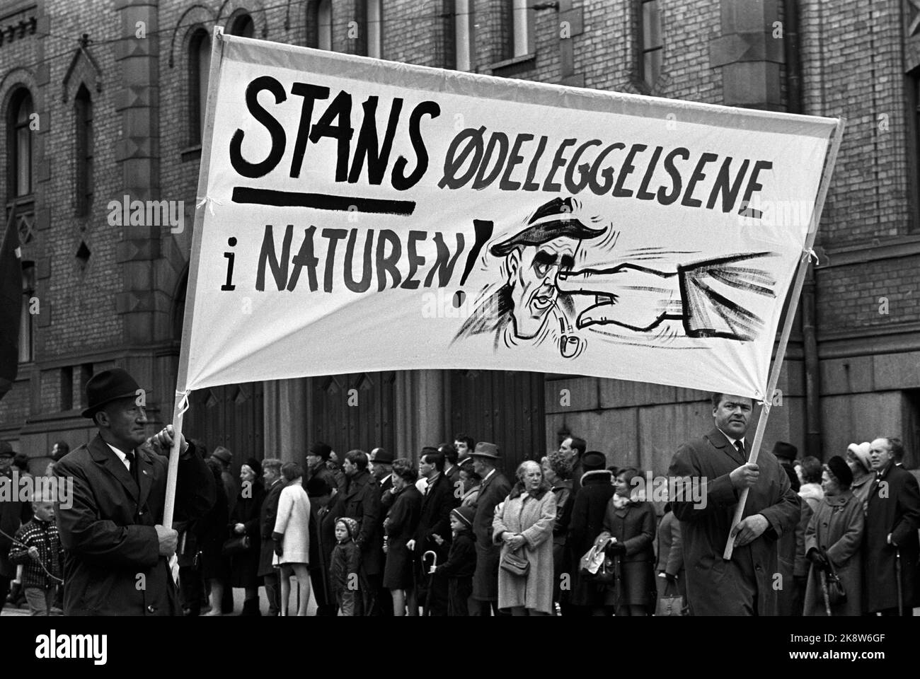 Oslo 19690501 1. Mai Demonstrationen in Oslo. Hier ist der erste Mai-Zug auf dem Weg vorbei am Storting. Plakat mit dem Text „Stopp die Zerstörung der Natur“. Naturschutzdemonstration im Mai-Zug. Foto: / NTB / NTB Stockfoto