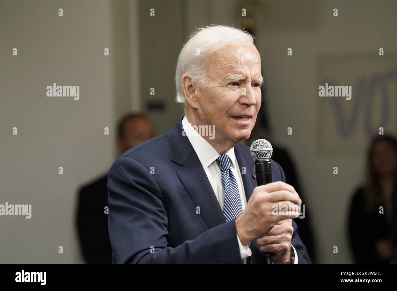 US-Präsident Joe Biden hält am 24. Oktober 2022 eine Rede vor dem Hauptquartier des Demokratischen Nationalkomitees in Washington, DC, USA.Quelle: Yuri Gripas/Pool via CNP /MediaPunch Stockfoto