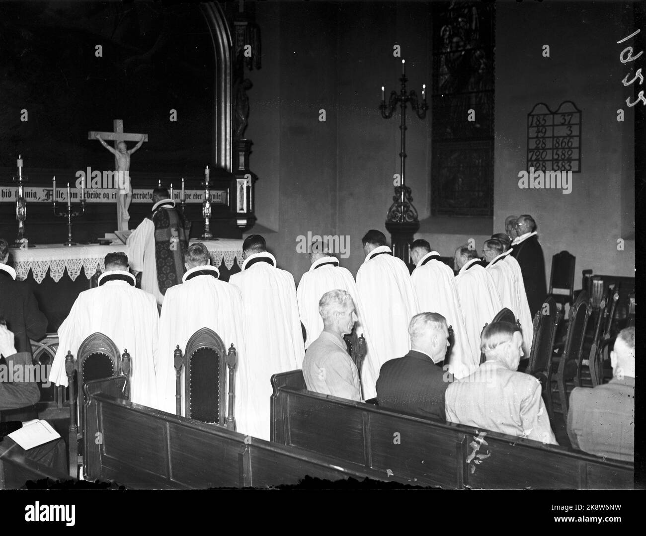 Oslo 19420703. Prästordination in der Kirche unseres Erlösers. Bischöfe und Priester in der norwegischen Kirche haben ihre Ämter von Februar bis Ostern 1942 aus Protest gegen die Quisling Reghering entlassen und sich dem kirchlichen Kampf angeschlossen. Die regierenden NS-Mächte antworteten, indem sie als Ersatz für die gewöhnlichen norwegischen Priester "neue" Bischöfe und Priester verordneten. Foto: Kihle / NTB Stockfoto