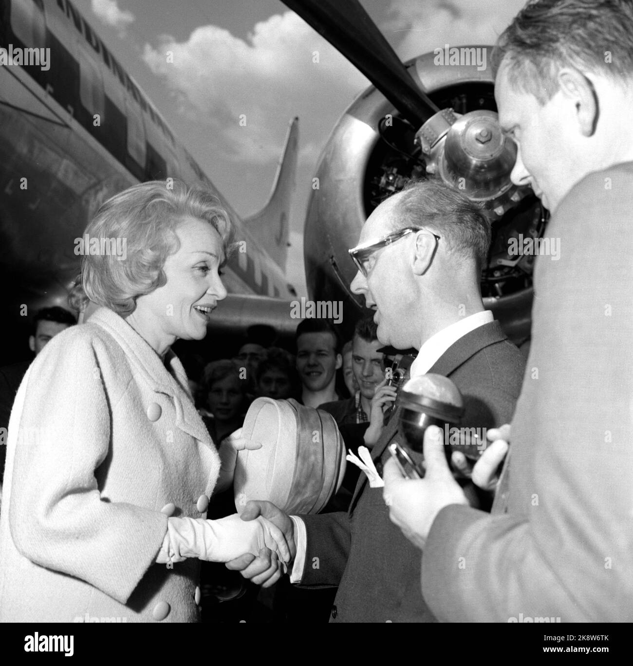 Fornebu 19600521. Die Schauspielerin Marlene Dietrich kommt mit dem Flugzeug zum Flughafen Fornebu. Sie sollte am Regenbogen für 400 Menschen, die es sich leisten können, ein Ticket für NOK 125 zu kaufen, wird es NOK 500 pro Jahr. Minute. Foto: Current / NTB Stockfoto