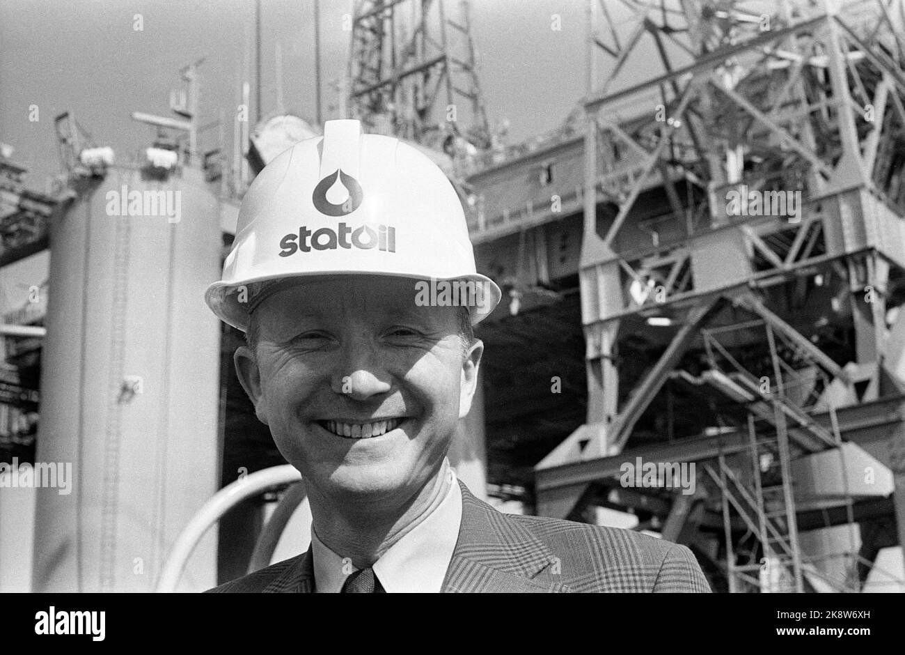 Director Statoil, Arve Johnsen, im Mai 1974. Odin-Übung im Hintergrund. Foto: NTB Stockfoto