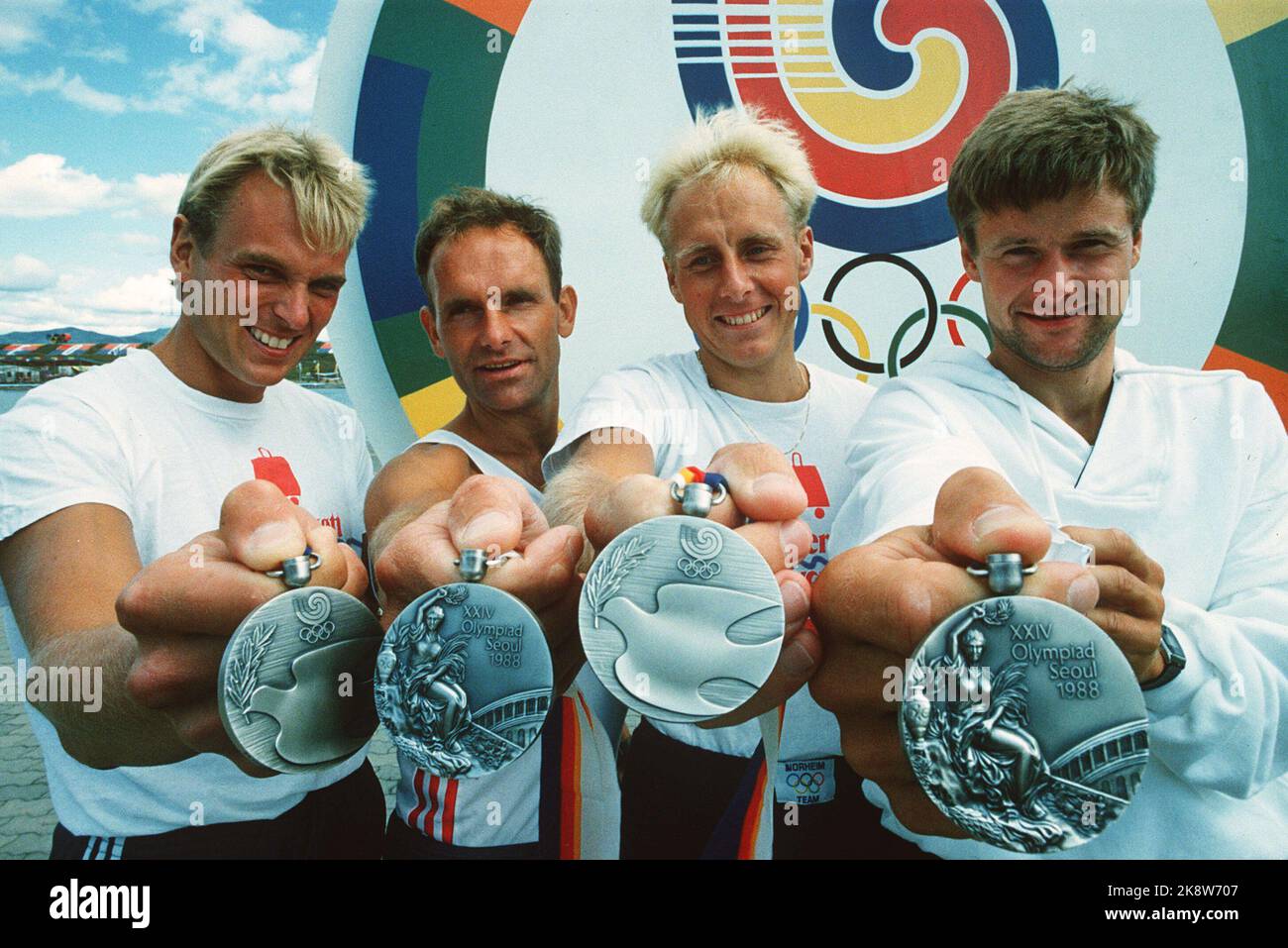 Seoul, Südkorea 19880925 Olympische Spiele in Seoul. Rudern: Die norwegischen Doppelviere, die Silber nahmen. Hier mit den Medaillen. Zum Beispiel: Lars Bjønnes, Vetle Vinje, Rolf Thorsen und Alf Hansen mit den Medaillen Foto: Inge Gjellesvik / NTB / NTB Stockfoto