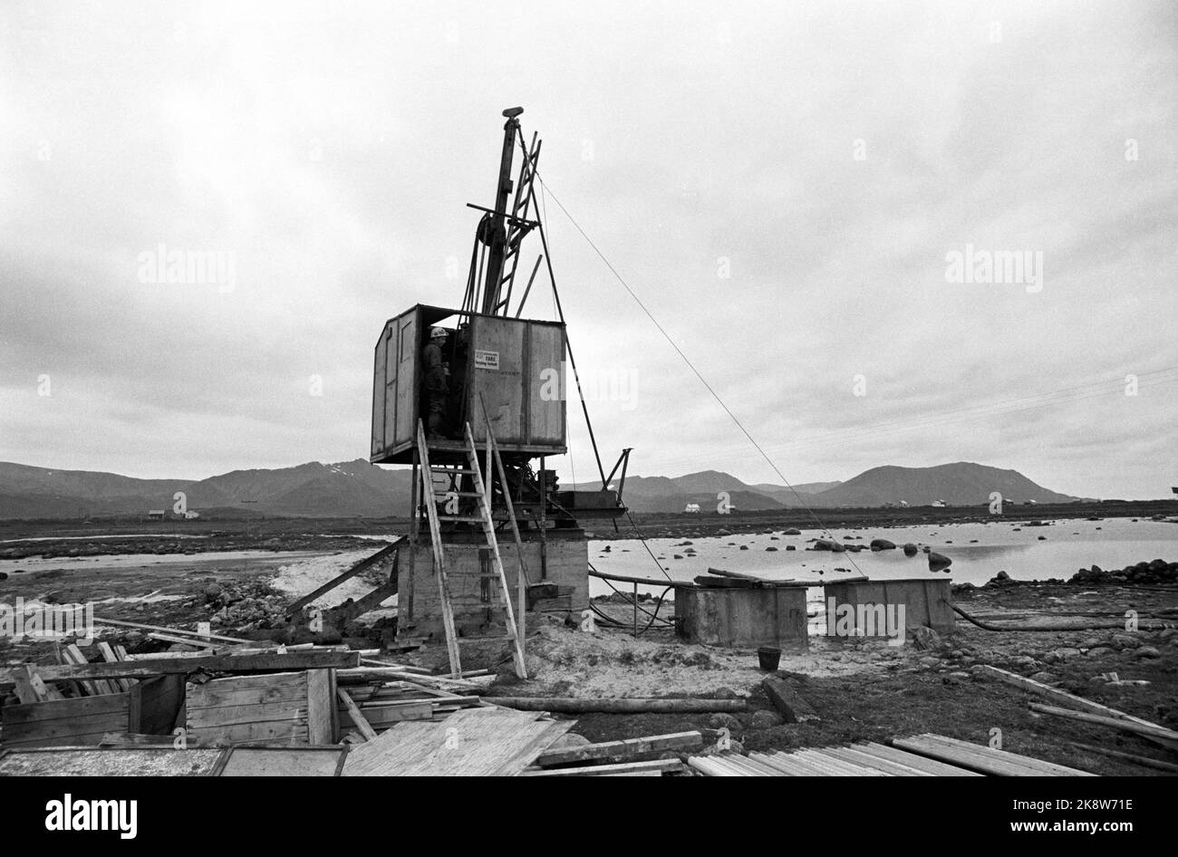 Andenes 19720722 die Insel wartet auf den Ölspray. Öl wurde auf Andøya gefunden, aber die Frage ist immer noch, wie groß die Ölmengen sind. Der Bohrturm sieht eher dünn aus, aber große Hoffnungen sind mit ihm und dem Feld verbunden. Der Ölkonzern NORMINOL HOFFT auf mehr Arbeitsplätze in Nordnorwegen. Foto: Aage Storløkken / Aktuell / NTB Stockfoto
