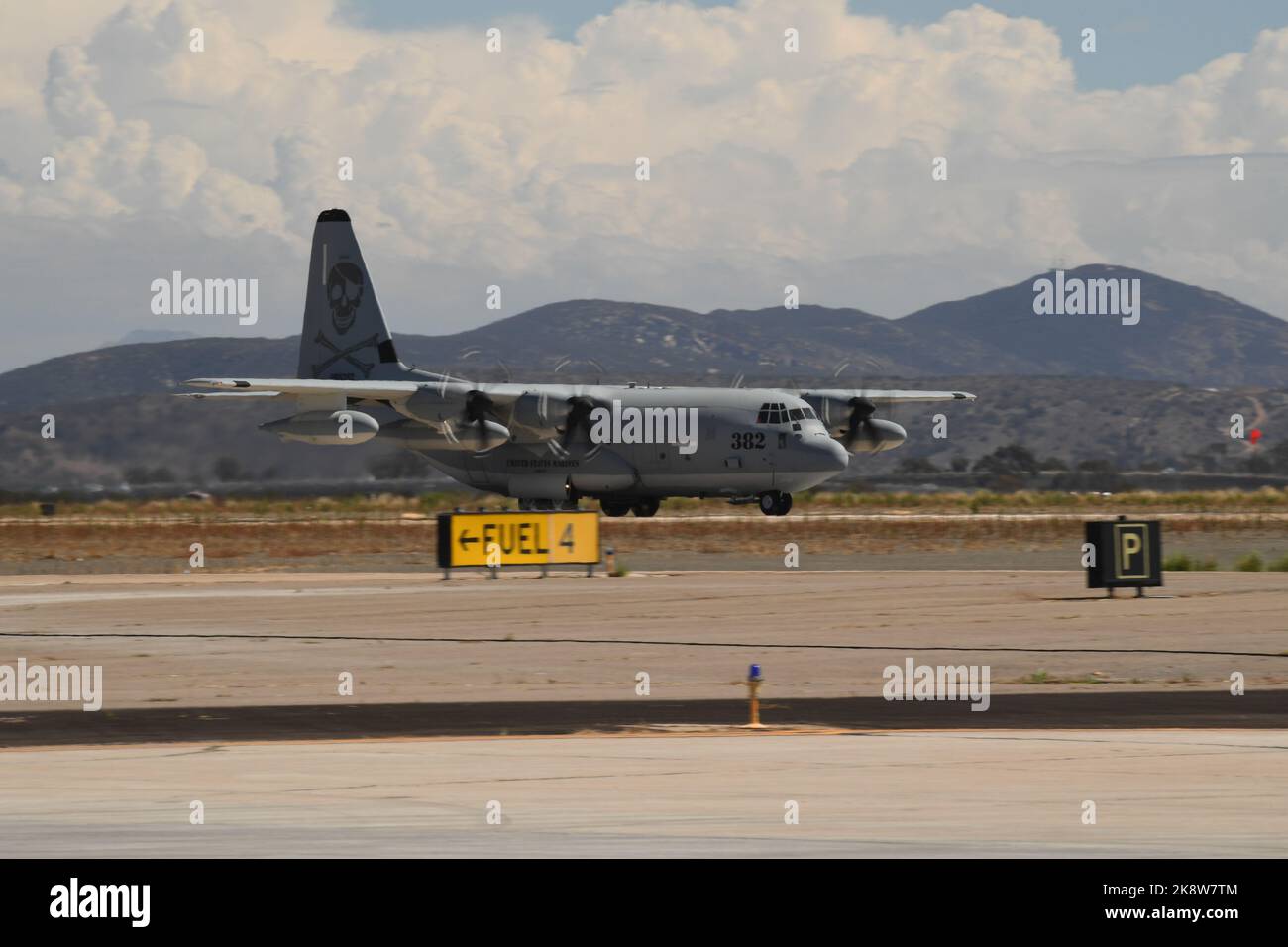 USMC C-130J Super Hercules hebt beim MCAS Miramar in San Diego, Kalifornien, ab Stockfoto