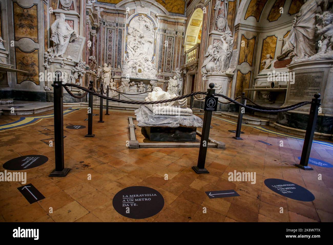 Allgemeine Ansicht des Hauptraum in der Mitte des Kirchenschiffs der Sansevero-Kapelle, eine lebensgroße Skulptur aus weißem Marmor des Künstlers Giuseppe Sammartino im Jahr 1753, die unseren Herrn Jesus Christus tot darstellt, bedeckt von einem transparenten Grabtuch aus dem gleichen Block wie die Statue'. Stockfoto