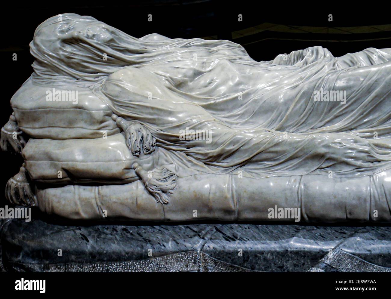 Allgemeine Ansicht des Hauptraum in der Mitte des Kirchenschiffs der Sansevero-Kapelle, eine lebensgroße Skulptur aus weißem Marmor des Künstlers Giuseppe Sammartino im Jahr 1753, die unseren Herrn Jesus Christus tot darstellt, bedeckt von einem transparenten Grabtuch aus dem gleichen Block wie die Statue'. Stockfoto