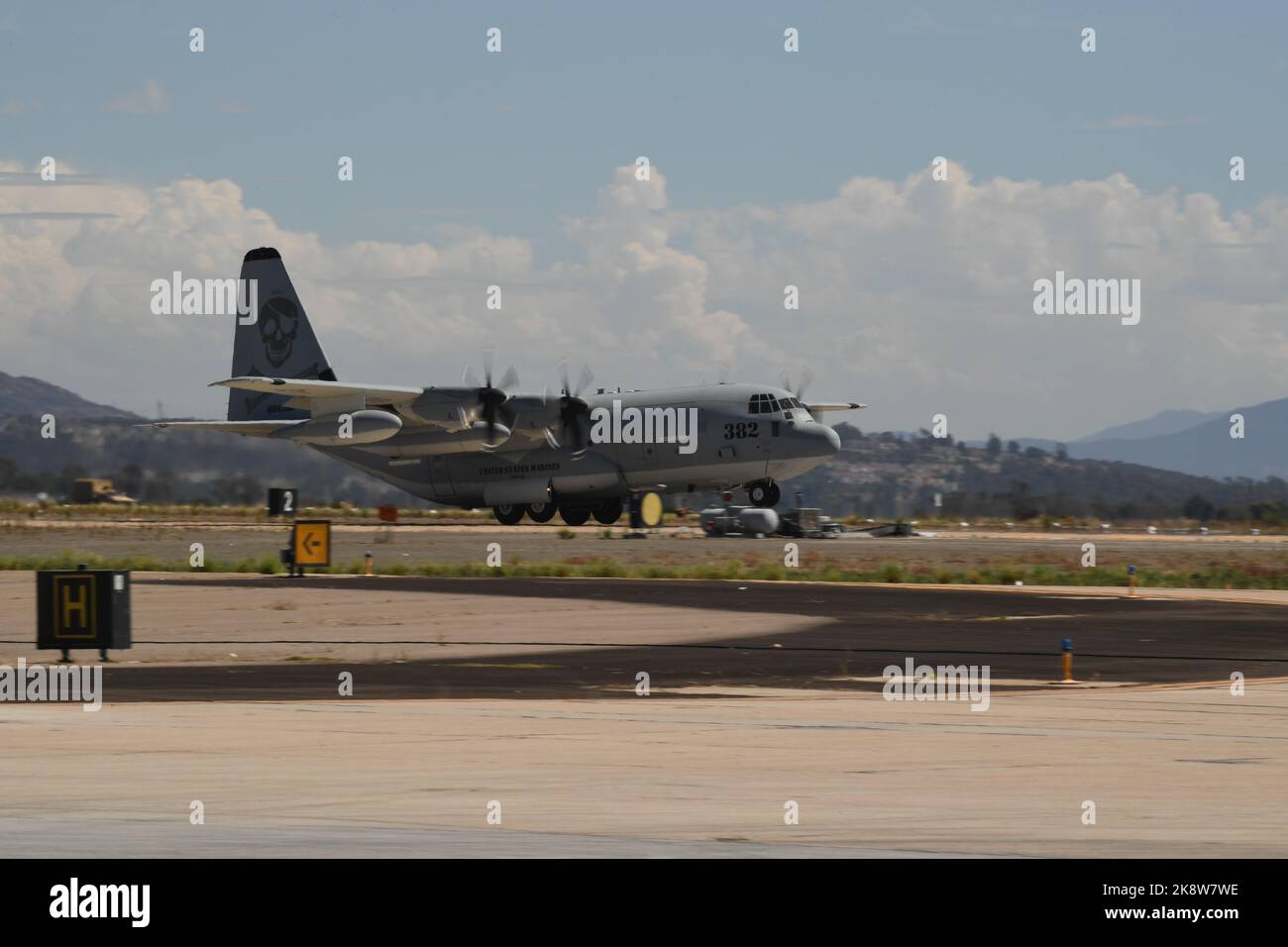 USMC C-130J Super Hercules hebt beim MCAS Miramar in San Diego, Kalifornien, ab Stockfoto