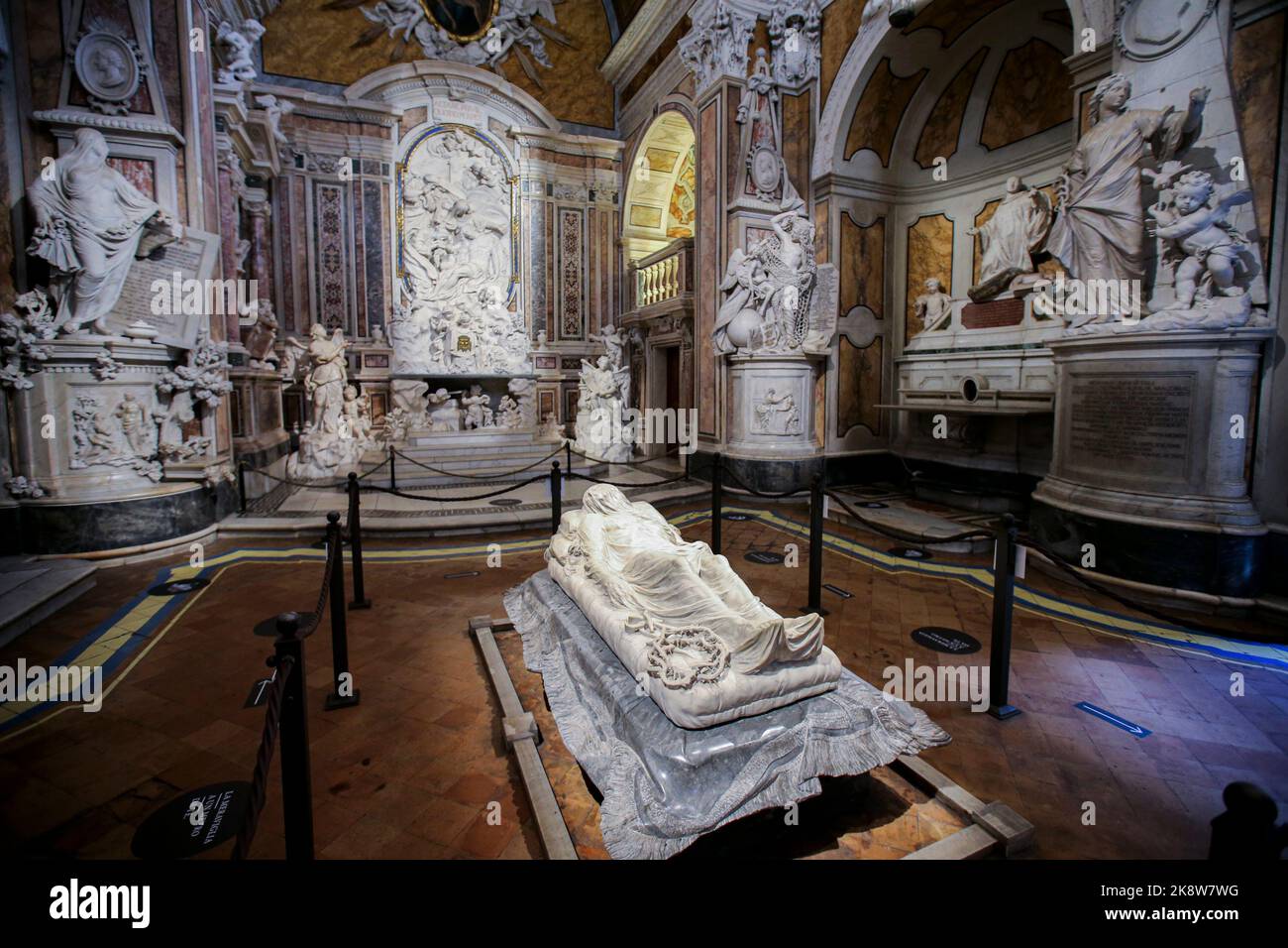 Allgemeine Ansicht des Hauptraum in der Mitte des Kirchenschiffs der Sansevero-Kapelle, eine lebensgroße Skulptur aus weißem Marmor des Künstlers Giuseppe Sammartino im Jahr 1753, die unseren Herrn Jesus Christus tot darstellt, bedeckt von einem transparenten Grabtuch aus dem gleichen Block wie die Statue'. Stockfoto