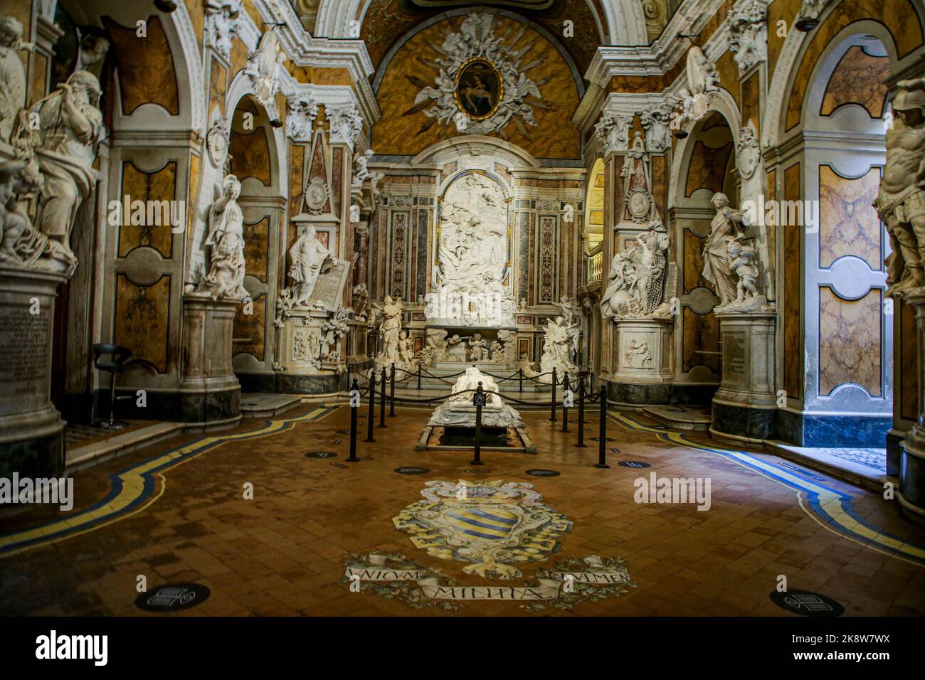 Allgemeine Ansicht des Hauptraum in der Mitte des Kirchenschiffs der Sansevero-Kapelle, eine lebensgroße Skulptur aus weißem Marmor des Künstlers Giuseppe Sammartino im Jahr 1753, die unseren Herrn Jesus Christus tot darstellt, bedeckt von einem transparenten Grabtuch aus dem gleichen Block wie die Statue'. Stockfoto
