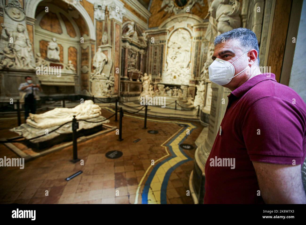 Allgemeine Ansicht des Hauptraum in der Mitte des Kirchenschiffs der Sansevero-Kapelle, eine lebensgroße Skulptur aus weißem Marmor des Künstlers Giuseppe Sammartino im Jahr 1753, die unseren Herrn Jesus Christus tot darstellt, bedeckt von einem transparenten Grabtuch aus dem gleichen Block wie die Statue'. Stockfoto