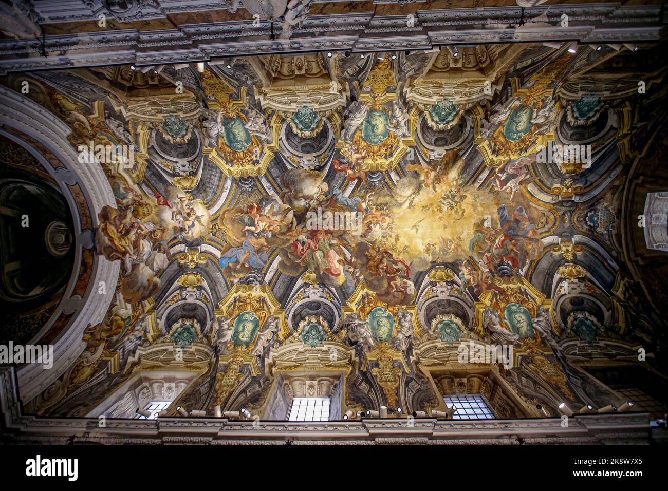 Allgemeine Ansicht des Hauptraum in der Mitte des Kirchenschiffs der Sansevero-Kapelle, eine lebensgroße Skulptur aus weißem Marmor des Künstlers Giuseppe Sammartino im Jahr 1753, die unseren Herrn Jesus Christus tot darstellt, bedeckt von einem transparenten Grabtuch aus dem gleichen Block wie die Statue'. Stockfoto