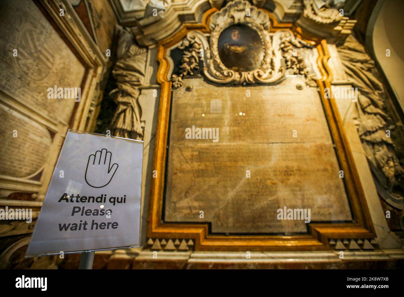 Allgemeine Ansicht des Hauptraum in der Mitte des Kirchenschiffs der Sansevero-Kapelle, eine lebensgroße Skulptur aus weißem Marmor des Künstlers Giuseppe Sammartino im Jahr 1753, die unseren Herrn Jesus Christus tot darstellt, bedeckt von einem transparenten Grabtuch aus dem gleichen Block wie die Statue'. Stockfoto