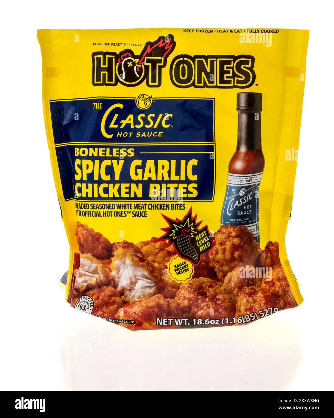 Winneconne, WI - 24. Oktober 2022: Ein Paket von Hot Onmes klassische heiße Sauce bonelss würzigen Knoblauch Huhn beißt auf einem isolierten Hintergrund. Stockfoto