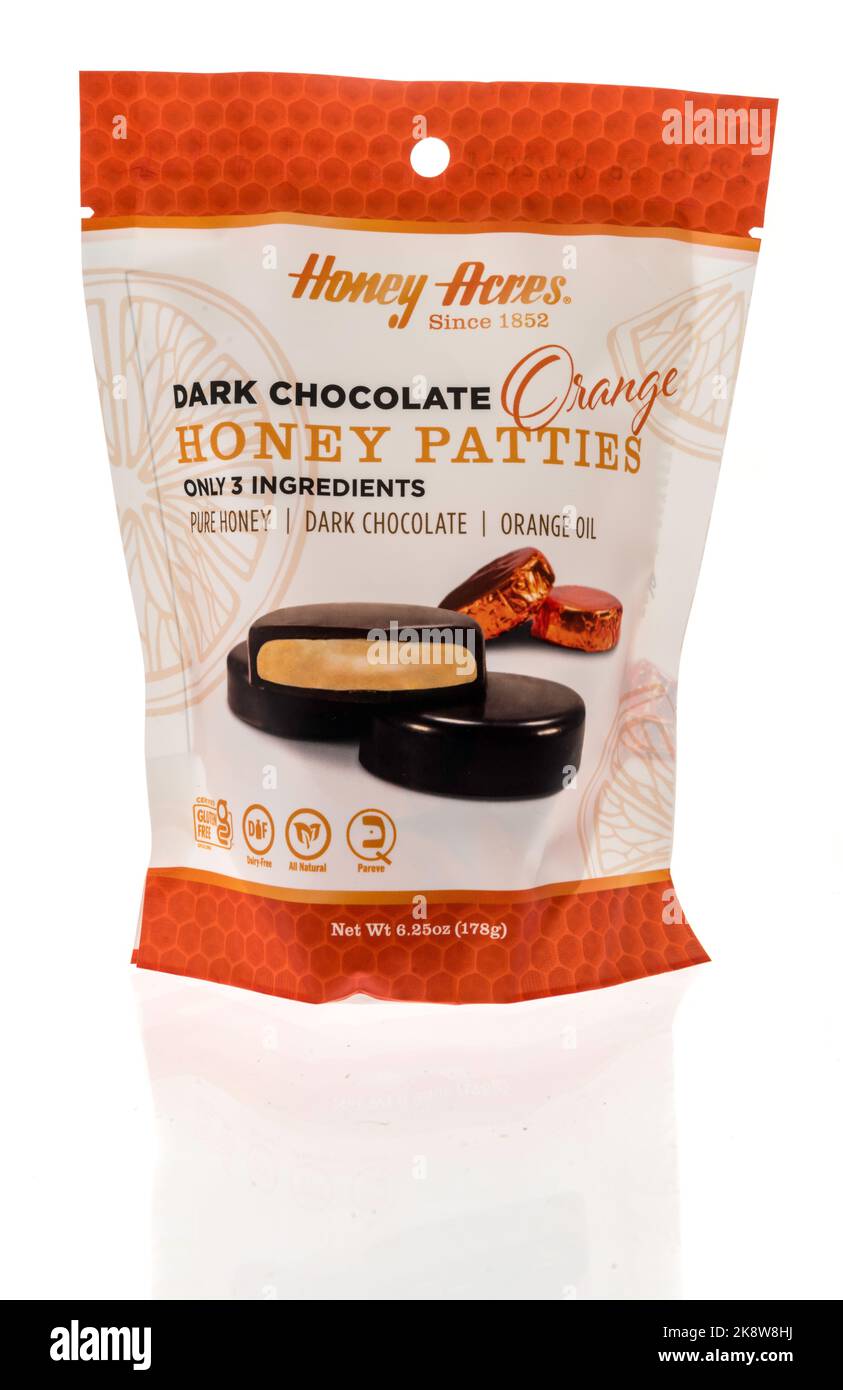 Winneconne, WI - 24. Oktober 2022: Ein Paket von Honey Acres dunkle Schokolade orange Honig Patties auf einem isolierten Hintergrund. Stockfoto