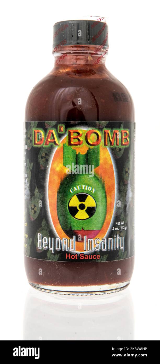 Winneconne, WI - 24. Oktober 2022: Ein Paket von Da Bomb beyound Wahnsinn heiße Sauce auf einem isolierten Hintergrund. Stockfoto
