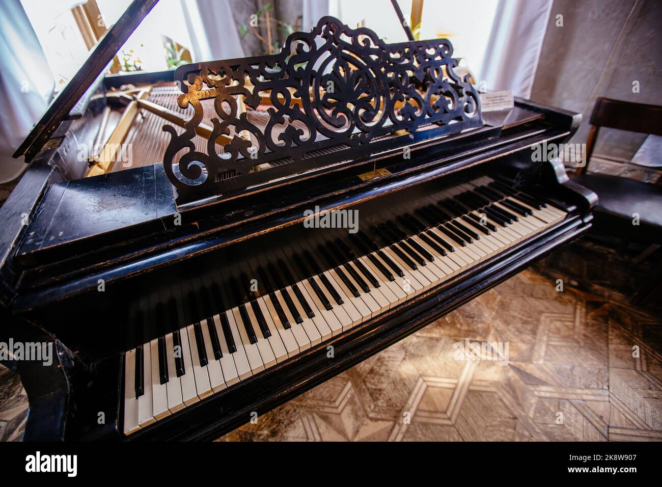 Altes Vintage-Klavier im Haus Stockfoto