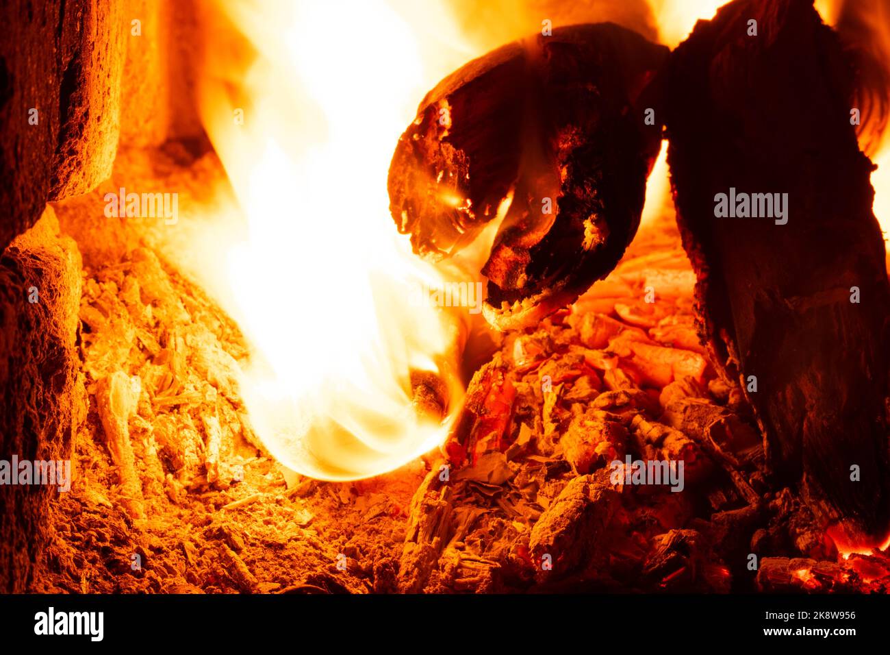 Holzofen-Heizung, brennende Holzkohlen aus der Nähe Stockfoto