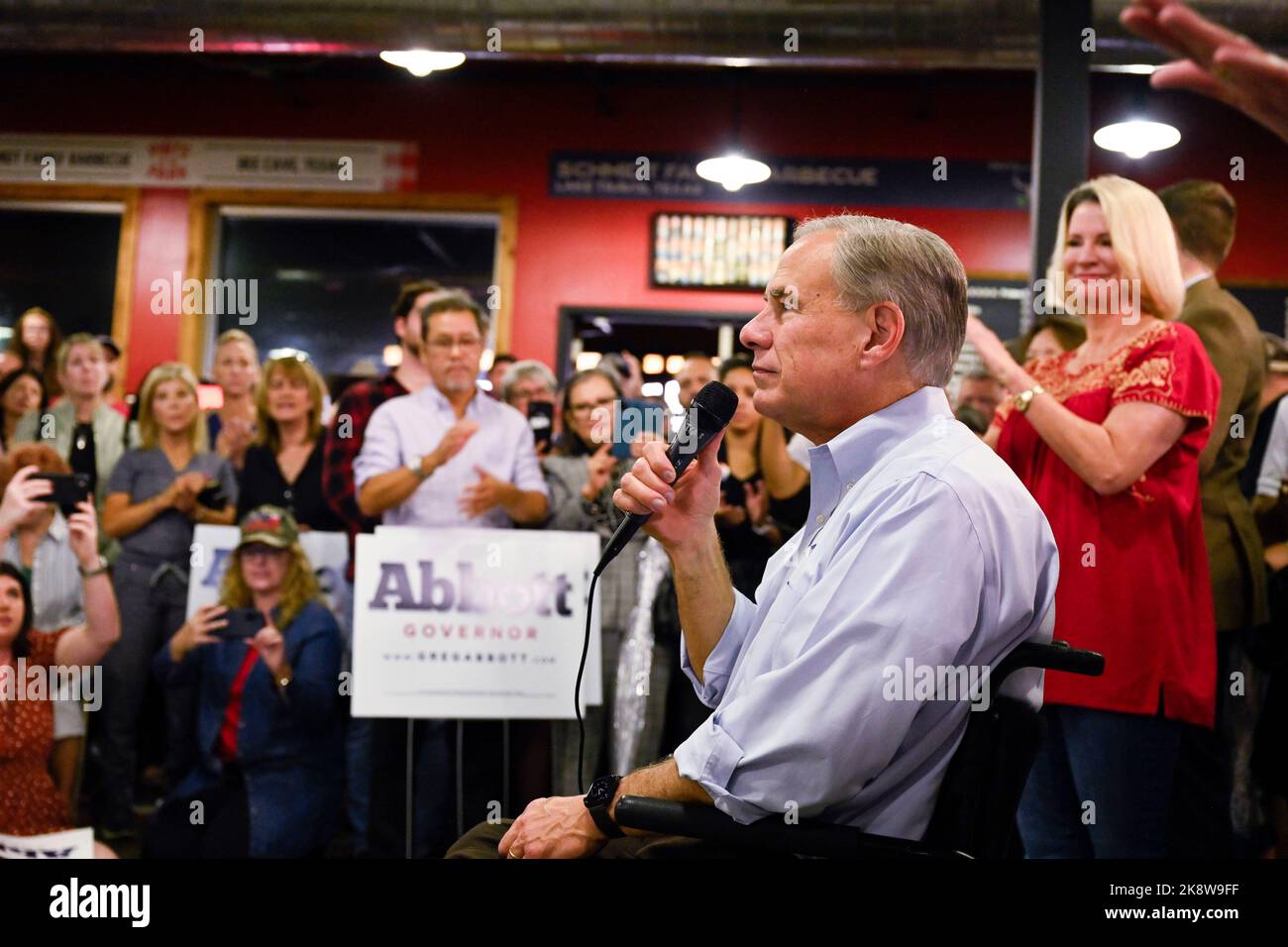 Austin, Texas, USA. 24. Oktober 2022. GREG ABBOTT, der Gouverneur der Republikaner von Texas, steht vor einer harten demokratischen Herausforderung und veranstaltet am 24. Oktober 2022 eine Wahlkampfveranstaltung bei Schmidt's Family BBQ in Bee Cave, Texas. Abbott, der scherzte, dass er und seine Frau Cecilia gerade gewählt hatten, damit er ''mindestens zwei Stimmen erhalten'', versucht, eine dritte Amtszeit zu erreichen. (Bild: © Bob Daemmrich/ZUMA Press Wire) Stockfoto