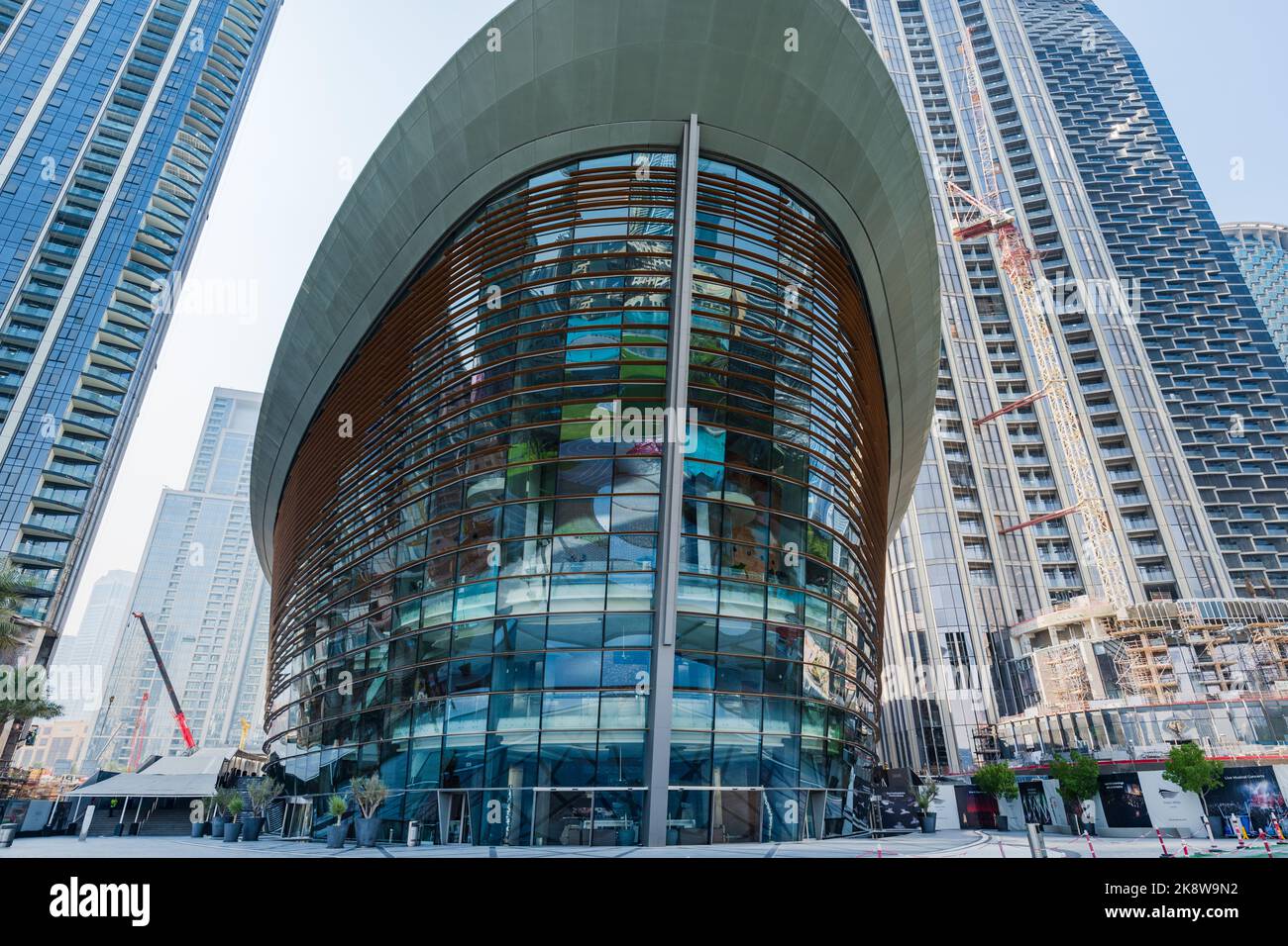 Dubai, VAE - Oktober 2022: Dubai Opera, ein multiformatfähiges Zentrum für darstellende Kunst, das sich im Opernviertel in der Innenstadt von Dubai befindet. Stockfoto
