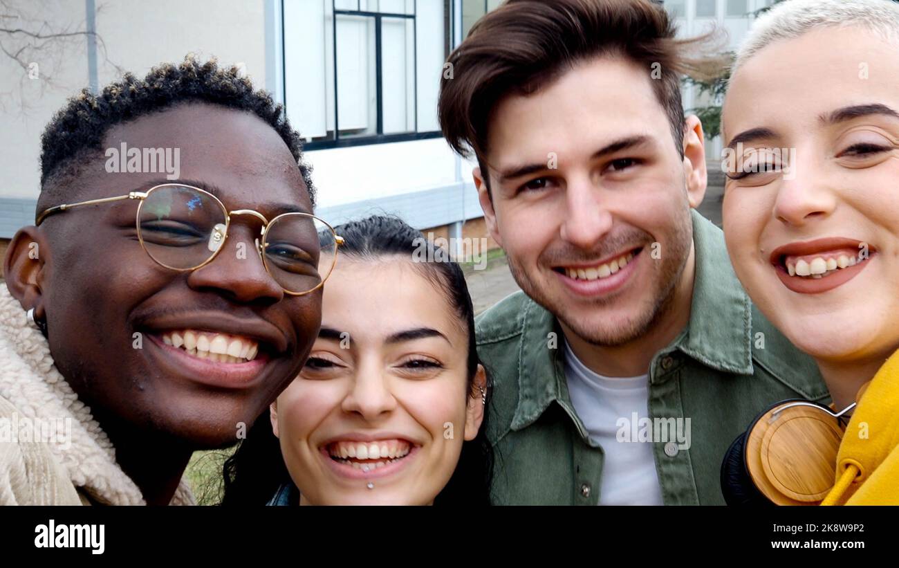 Diverse junge studentische Freunde, die Spaß auf dem Campus haben. Selfie-Perspektive, College-Kinder, Millennials Stockfoto
